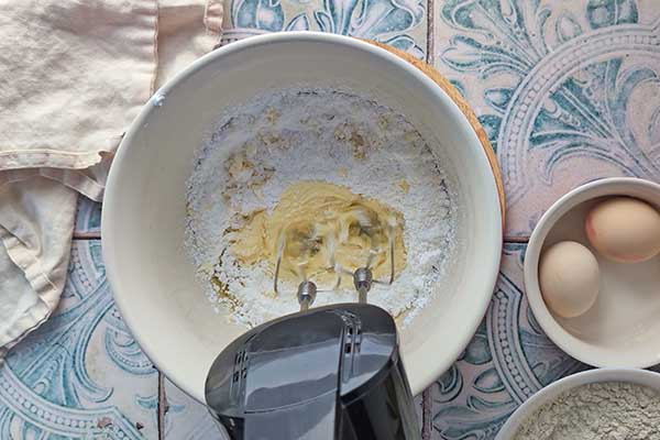 miksowanie masła z cukrem na ciastka