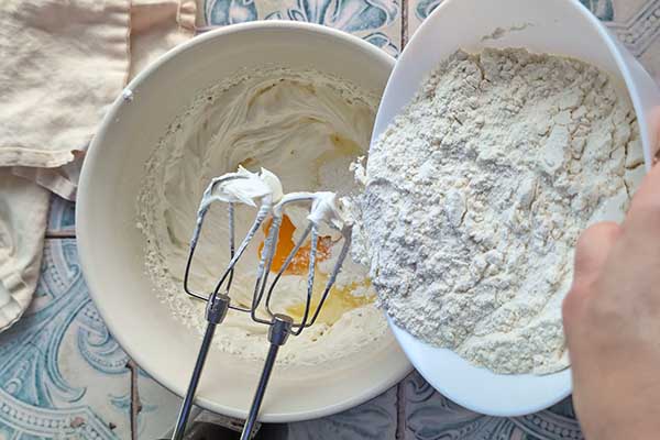 dodawanie jajek i mąki do ciasta na ciastka