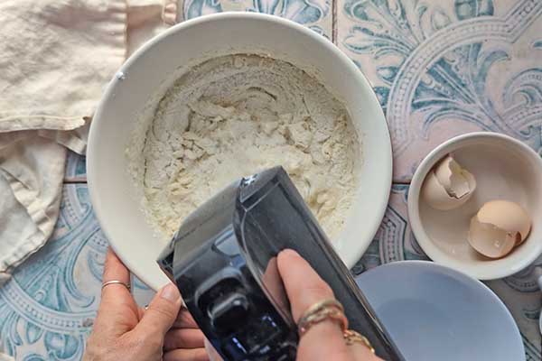 miksowanie ciasta z mąką