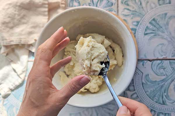 nabieranie porcji ciasta na ciastka