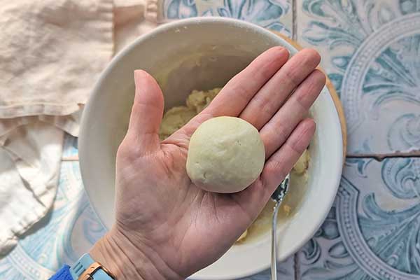 ciasto utoczone w dłoniach w kulkę