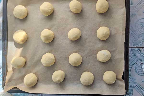 ciastka przygotowane do pieczenia ułożona na blaszce