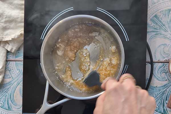 rozpuszczanie cukru na karmel