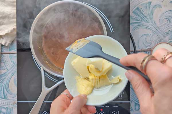 dodawanie masła do karmelu