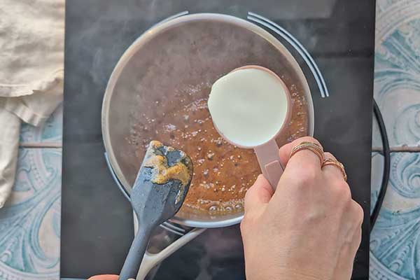 dodawanie kremówki do karmelu