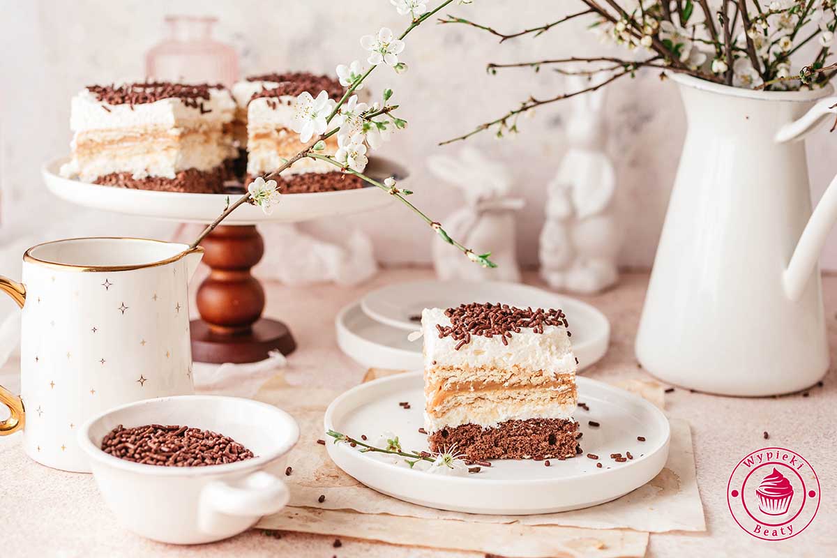 pokrojone na kawałki ciasto z herbatnikami przekładanymi masą kajmakową przepis na warstwowe ciasto na biszkopcie z herbatnikami, mascarpone i kajmakiem