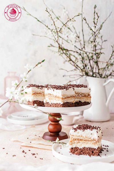 czekoladowe ciasto warstwowe z herbatnikami, kajmakiem i kremem śmietankowym czekoladowe ciasto na imprezę z kremem mascarpone i masą kajmakową