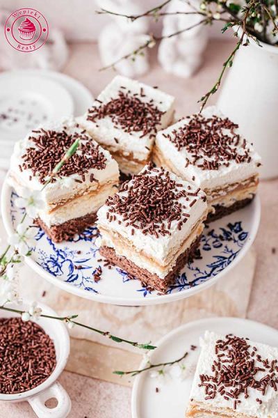 widok na warstwowe ciasto z herbatnikami przekładanymi kajmakiem wielkanocne ciasto z kajmakiem i mascarpone na kakaowym biszkopcie