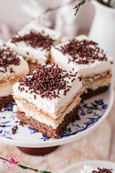 zbliżenie na ciasto czekoladowe z kremem i czekoladową posypką przepis na ciasto karmelowa niespodzianka z masą kajmakową i mascarpone