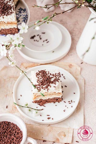 świąteczne ciasto z kremem śmietankowym i kajmakiem czekoladowy biszkopt z kremem i masą kajmakową przepis krok po kroku