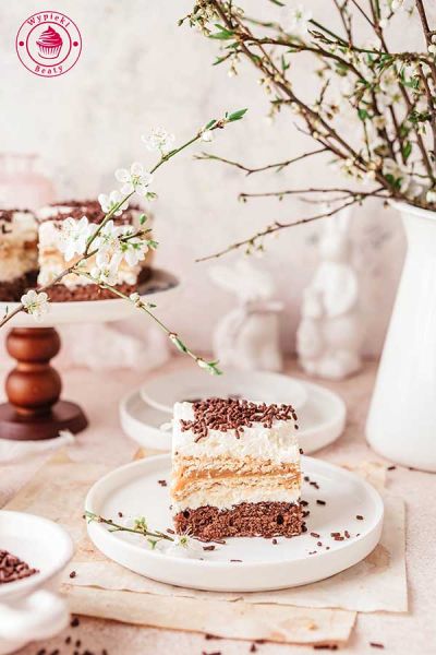 czekoladowe ciasto warstwowe z herbanikami, kremem śmietankowym i masą kajmakową przepis krok po kroku na czekoladowy biszkopt z kremem mascarpone i kajmakiem