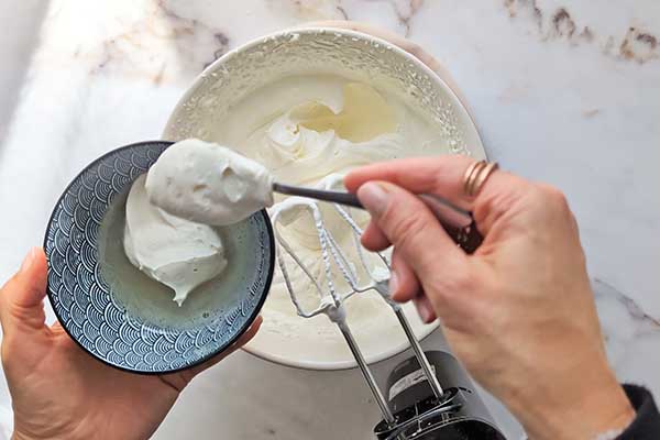 Ciasto karmelowa niespodzianka dodawanie kremu do żelatyny