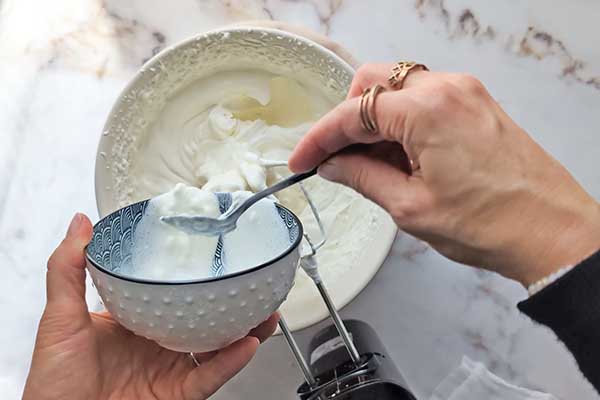 Ciasto karmelowa niespodzianka dodawanie żelatyny do kremu mascarpone