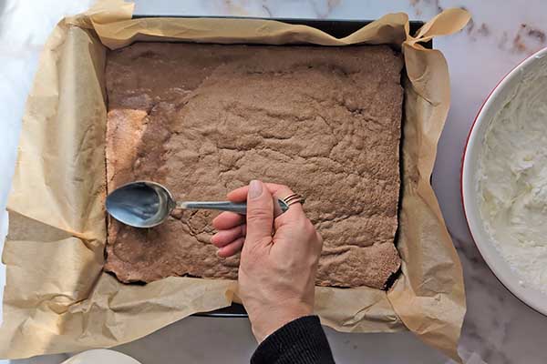 Ciasto karmelowa niespodzianka nasądzenia biszkopta czekoladowego