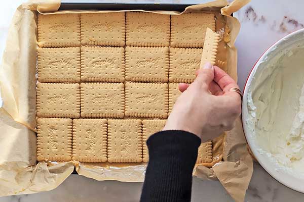 Ciasto karmelowa niespodzianka wykładanie drugiej warstwy herbatników