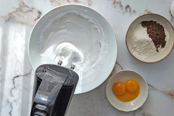 Ciasto karmelowa niespodzianka białka zmiksowane na biało