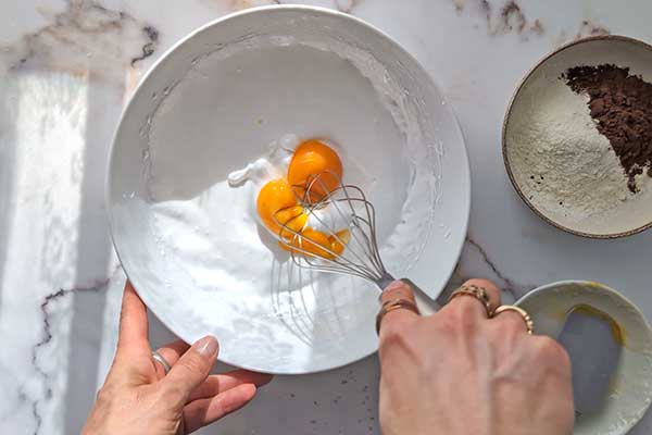 Ciasto karmelowa niespodzianka mieszanie ubitych białek z żółtkami