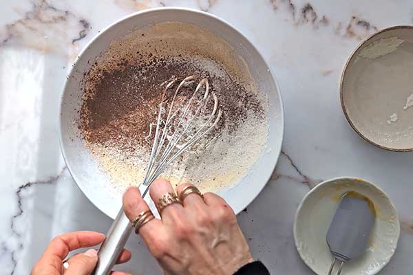 Ciasto karmelowa niespodzianka mieszanie masy na biszkopt z mąką i kakao