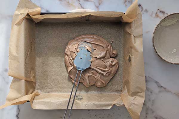 Ciasto karmelowa niespodzianka wykładanie biszkopta do formy do pieczenia