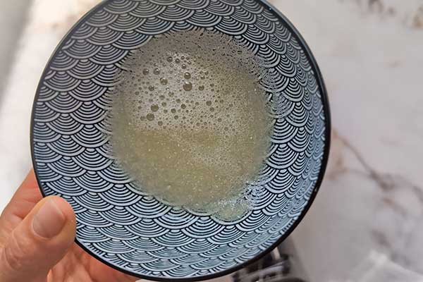 Ciasto karmelowa niespodzianka zmieszana żelatyna z wodą