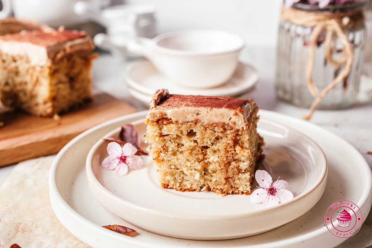 mocno wilgotne nasączone kawą z mlekiem ciasto idealne na deser szybkie wilgotne ciasto kawowe nasączane kawą z mlekiem podane z kawowym kremem mascarpone