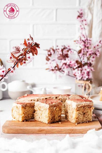 wilgotne ciasto z kawą inspirowane włoską kuchnią szybkie ciasto kawowe nasączane kawą i podane z kawowym kremem