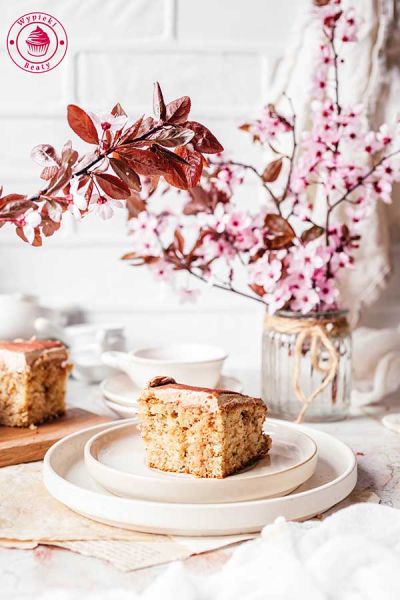 kawałek ukrojonego kawowego ciasta z kawowym kremem mascarpone prosty przepis na mocno wilgotne nasączane ciasto z kremem kawowym