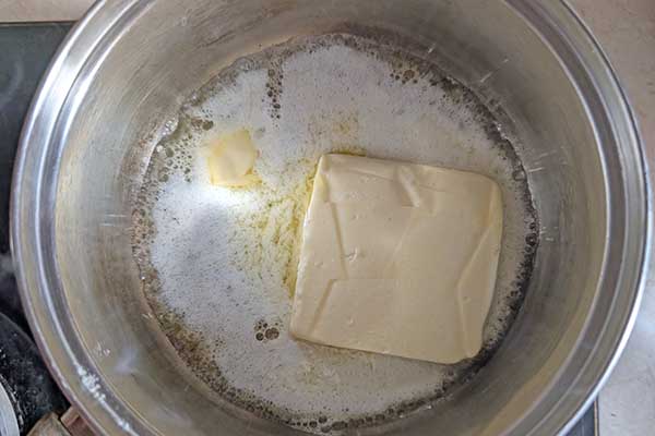 rozpuszczanie masła w garnku