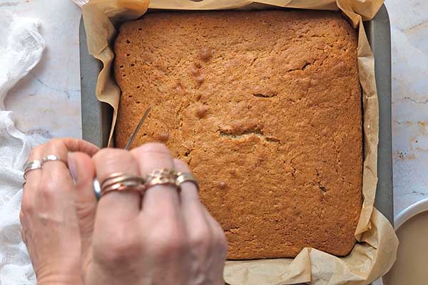 dziurkowanie ciasta przed jego nasączeniem