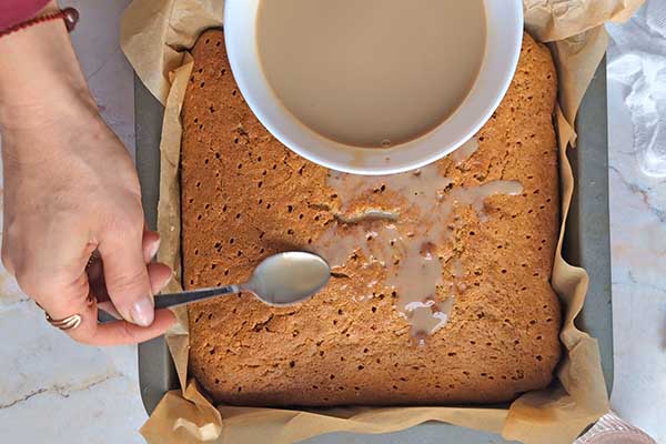 nasączanie ciasta kawą latte z mlekiem skondensowanym