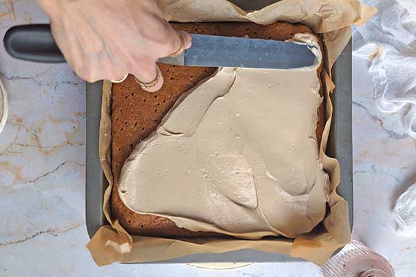 smarowanie ciasta kremem kawowym z mascarpone