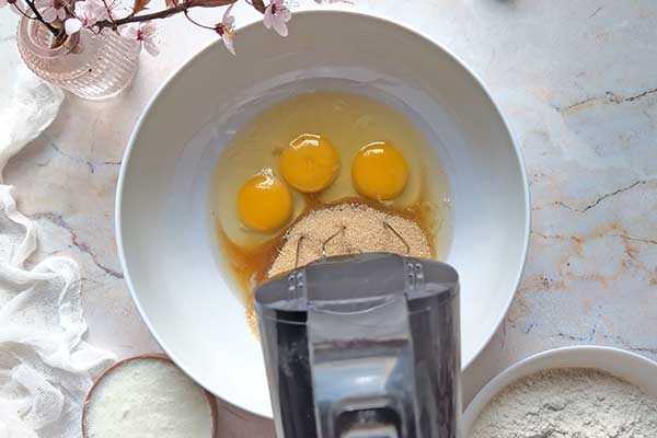 miksowanie jajek z cukrem na puszysto