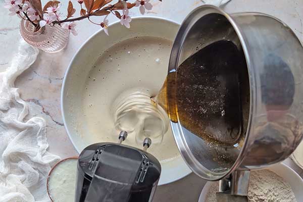 dodawanie palonego masła do ciasta