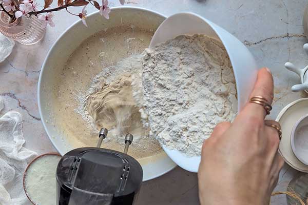 dodawanie części mąki do ciasta