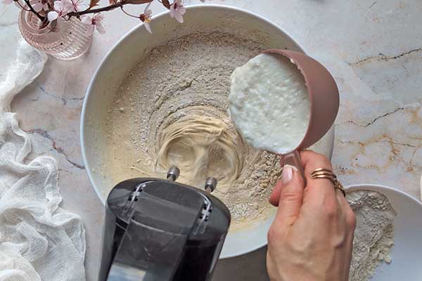 dodawanie kefiru do ciasta