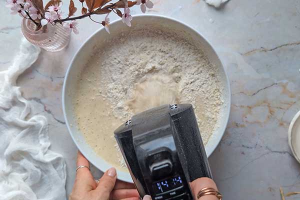 miksowanie ciasta z resztą mąki