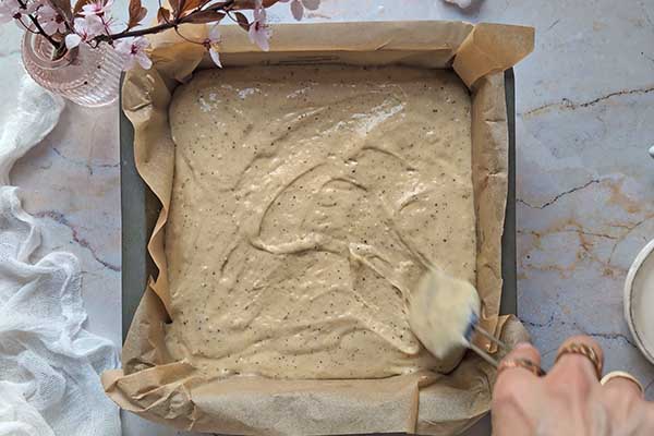 wykładanie ciasta z palonym masłem do formy do pieczenia