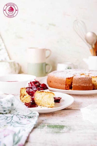 puszyste śmietankowe ciasto ze śmietaną kremówką szybkie ciasto na śmietanie kremówce podane z owocami w żelu