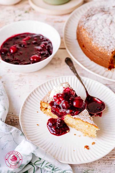 wilgotne i puszyste śmietankowe ciasto z owocową frużeliną śmietankowe ciasto na kremówce prosty przepis krok po kroku