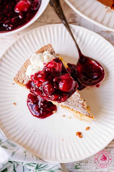 śmietankowe ciasto ze śmietaną kremówką i frużeliną owcoową wilgotne ciasto śmietankowe ze śmietaną kremówką