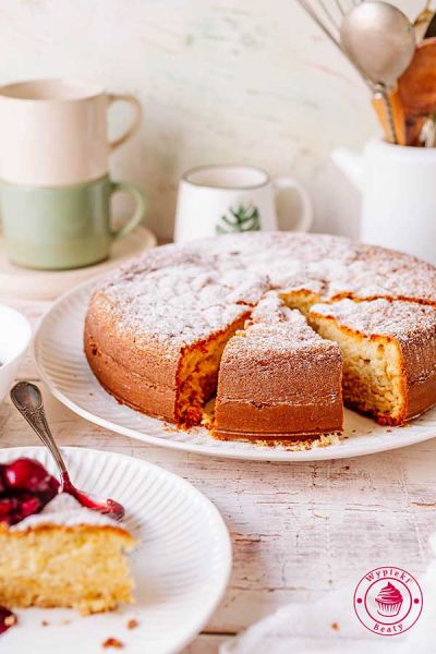 proste wilgotne ciasto biszkoptowe z kremówką łatwe i szybkie ciasto śmietankowe na śmietanie kremówce