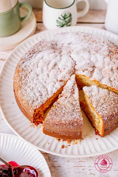 wilgotne ciasto z bitą śmietaną posypane cukrem pudrem przepis krok po kroku na śmietankowe ciasto na kremówce