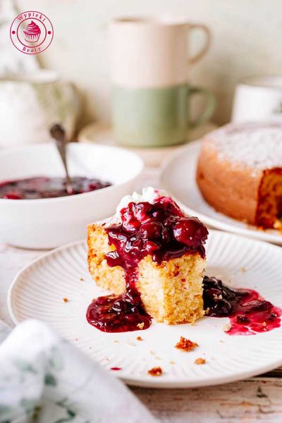 kawałek ukrojonego ciasta śmietankowego przygotowanego na ubijanej śmietanie kremówce prosty przepis na śmietankowe ciasto z owocami