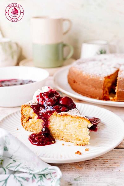 kawałek śmietankowego ciasta na śmietanie kremówce podane z frużeliną owocową przepis na proste i wilgotne ciasto na śmietanie kremówce