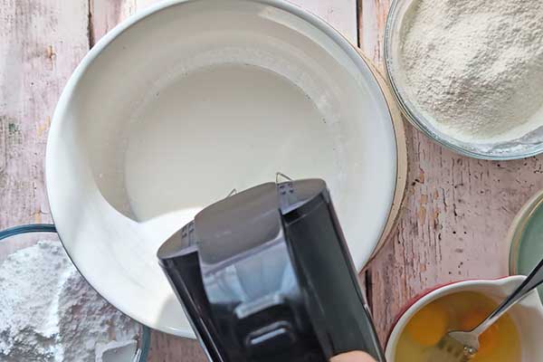 Puszyste i wilgotne ciasto na kremówce ubijanie śmietany kremówki do ciasta