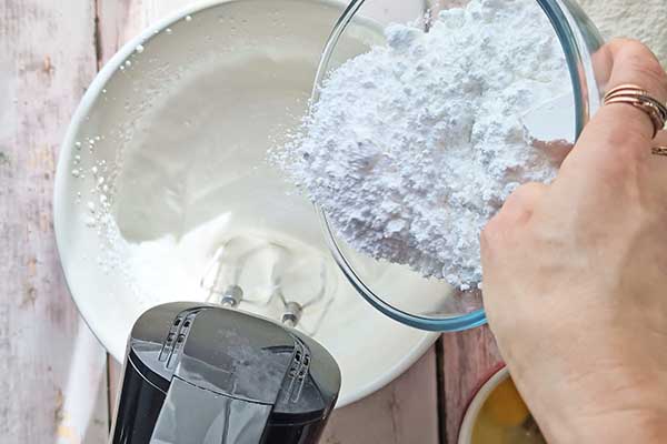 Puszyste i wilgotne ciasto na kremówce dodawanie cukru pudru do masy na ciasto