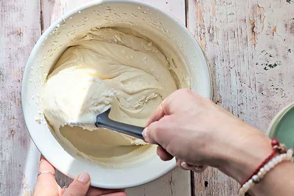 Puszyste i wilgotne ciasto na kremówce mieszanie ciasta na kremówce łopatką