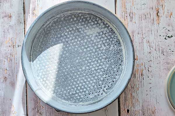 Puszyste i wilgotne ciasto na kremówce przygotowana forma do pieczenia ciasta