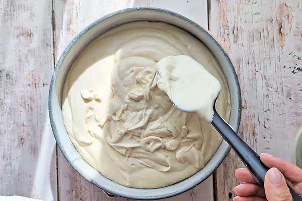 Puszyste i wilgotne ciasto na kremówce ciasto na śmietanie kremówce w formie do pieczenia