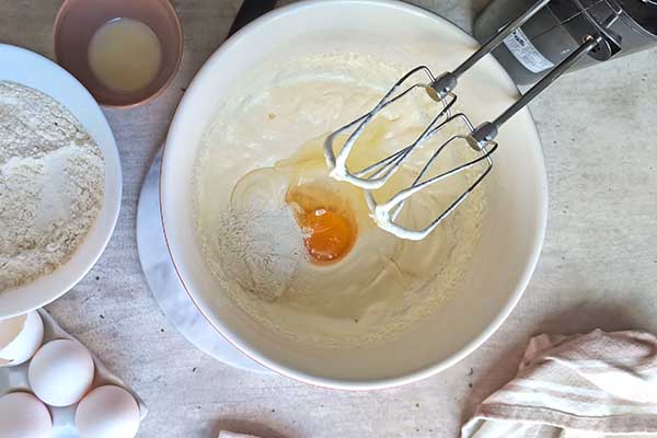 Ciasto na mleku skondensowanym dodawanie pojedynczo jajek do masy na ciasto
